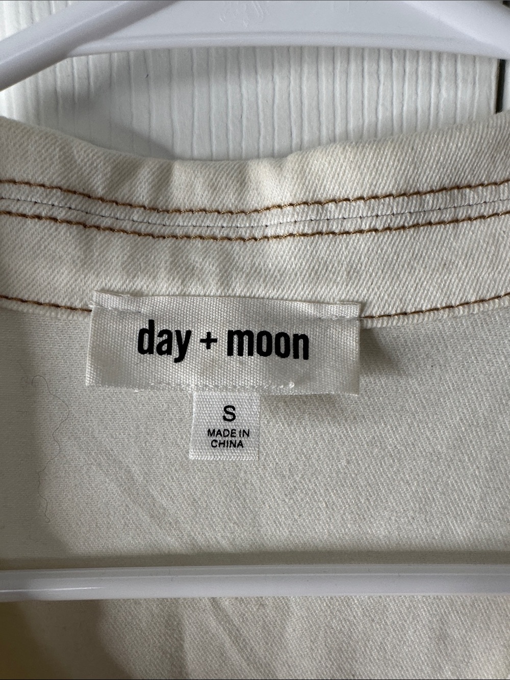 day + mood Cream Short Sleeve Romper with Contrast Stitching - Picture 4 of 8